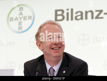 Bayer-Chef Marijn Dekkers präsentiert die Bilanzzahlen 2011 der chemischen und pharmazeutischen Firma Bayer während einer Pressekonferenz in Leverkusen, Deutschland, 28. Februar 2012. Foto: OLIVER BERG Stockfoto