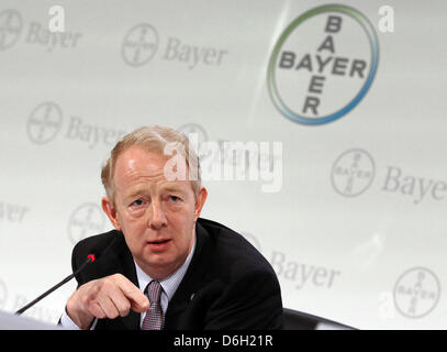 Bayer-Chef Marijn Dekkers präsentiert die Bilanzzahlen 2011 der chemischen und pharmazeutischen Firma Bayer während einer Pressekonferenz in Leverkusen, Deutschland, 28. Februar 2012. Foto: OLIVER BERG Stockfoto