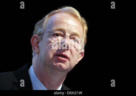 Bayer-Chef Marijn Dekkers präsentiert die Bilanzzahlen 2011 der chemischen und pharmazeutischen Firma Bayer während einer Pressekonferenz in Leverkusen, Deutschland, 28. Februar 2012. Foto: OLIVER BERG Stockfoto