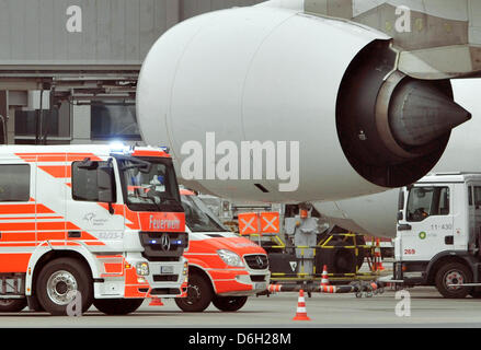 Feuer kämpfen Fahrzeug Stand auf dem Flugplatz an Rhein-Main Flughafen Frankfurt Main, Deutschland, 28. Februar 2012. Die Union der Streik am Flughafen Frankfurt organisiert mobilisiert Fluglotsen auf Mittwoch, 29. Februar 2012, eine komplette Abschaltung des verkehrsreichsten Luftdrehkreuzes Germany s erzwingen. GdF Air Controller Union rief die Arbeiter der Air Traffic Control Türme auf, gehen Stockfoto