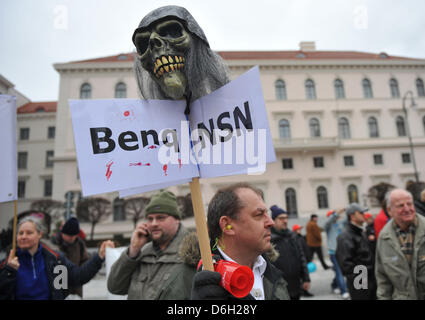 Demonstartors protestieren gegen das Herunterfahren von 30 Filialen der Datenvernetzung und Ausrüstung Telekommunikationsunternehmen Nokia Siemens Networks (NSN) in Deutschland vor der Siemens-Zentrale in München, 28. Februar 2012. Foto: ANDREAS GEBERT Stockfoto