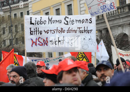 Nokia Siemens Networks Mitarbeiter protestieren gegen das Herunterfahren von 30 Filialen der Datenvernetzung und Ausrüstung Telekommunikationsunternehmen Nokia Siemens Networks (NSN) in Deutschland vor der Siemens-Zentrale in München, 28. Februar 2012. Foto: ANDREAS GEBERT Stockfoto