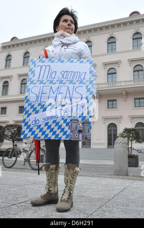 Ein Mitarbeiter von Nokia Siemens Networks protestiert gegen das Herunterfahren von 30 Filialen der Datenvernetzung und Ausrüstung Telekommunikationsunternehmen Nokia Siemens Networks (NSN) in Deutschland vor der Siemens-Zentrale in München, 28. Februar 2012. Foto: ANDREAS GEBERT Stockfoto