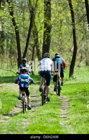 Familie Fahrrad zusammen im park Stockfoto