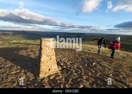 Zwei Menschen kämpft gegen den Wind auf Mam Tor im Peak District Nationalpark Derbyshire England Stockfoto