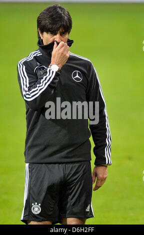 Deutschlands Trainer Joachim Loew gibt Anweisungen während des Trainings im Weserstadion in Bremen, Deutschland, 28. Februar 2012. Das deutsche Team bereitet sich auf das Freundschaftsspiel gegen Frankreich am 29. Februar 2012. Foto: CARMEN JASPERSEN Stockfoto