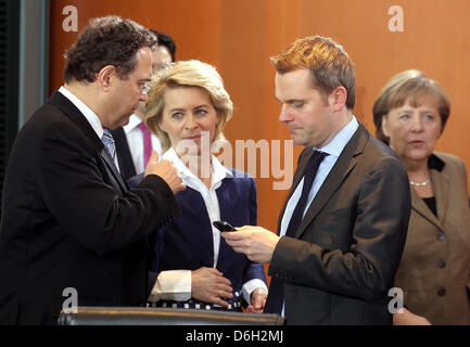 Bundesinnenminister Hans-Peter Friedrich (CSU), bin Bundesarbeitsministerin Ursula von der Leyen (CDU) Und Bundesgesundheitsminister Daniel Bahr (FDP, VL) Unterhalten Sich Mittwoch (29.02.2012) Zu Beginn der Kabinettssitzung Im Bundeskanzleramt in Berlin. Im Hintergrund Geht Bundeskanzlerin Angela Merkel (CDU) Vorbei. Das Kabinett Befaßt Sich u.a. Mit Dem Gesetzentwurf Zur Änderun Stockfoto