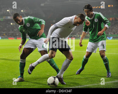 Deutschlands Dennis Aogo (L) und Samy Khedira (r) und Franck Ribery von Frankreich kämpfen um den Ball während der internationalen Fußball-freundliche Spiel Deutschland Vs Frankreich im Weser-Stadion in Bremen, Deutschland, 29. Februar 2012. Foto: Carmen Jaspersen Dpa/Lni +++(c) Dpa - Bildfunk +++ Stockfoto