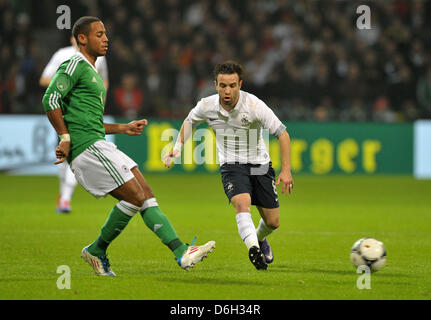 Dennis Aogo und Mathieu Valbuena von Frankreich Kampf um den Ball während der internationalen Fußball-freundliche Deutschlands entsprechen Deutschland Vs Frankreich im Weser-Stadion in Bremen, Deutschland, 29. Februar 2012. Foto: Carmen Jaspersen Dpa/lni Stockfoto