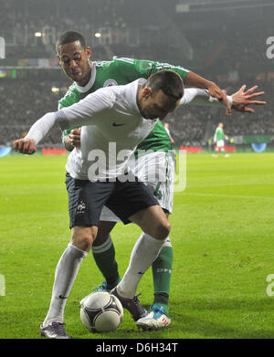 Deutschlands Dennis Aogo (zurück) und Franck Ribery von Frankreich kämpfen um den Ball während der internationalen Fußball-freundliche Spiel Deutschland Vs Frankreich im Weser-Stadion in Bremen, Deutschland, 29. Februar 2012. Foto: Carmen Jaspersen Dpa/Lni +++(c) Dpa - Bildfunk +++ Stockfoto