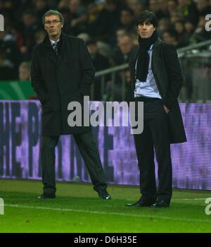 Deutschlands Coach Joachim Löw (R) und Laurent Blanc Trainer von Frankreich während der internationalen Fußball-freundliche Spiel Deutschland Vs Frankreich im Weser-Stadion in Bremen, Deutschland, 29. Februar 2012. Foto: Jens Wolf Dpa/Lni +++(c) Dpa - Bildfunk +++ Stockfoto