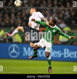 Cacau (R) und Mathieu Debuchy Frankreich Kampf um den Ball während der internationalen Fußball-freundliche Deutschlands entsprechen Deutschland Vs Frankreich im Weser-Stadion in Bremen, Deutschland, 29. Februar 2012. Foto: Carmen Jaspersen Dpa/Lni +++(c) Dpa - Bildfunk +++ Stockfoto