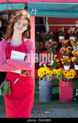 Blumengeschäft Holding Notebook im shop Stockfoto