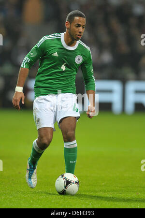 Deutschlands Dennis Aogo spielt den Ball während der internationalen Freundschaftsspiel Deutschland gegen Frankreich im Weser-Stadion in Bremen, Deutschland, 29. Februar 2012. Foto: Carmen Jaspersen Stockfoto