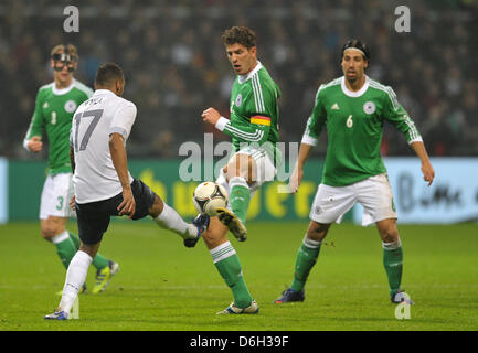 Deutschlands Mario Gomez (2-R) wetteifert um den Ball mit Frankreichs Yann M'Vila (2-L) neben Deutschlands Benedikt Höwedes (L) und Sami Khedira während der internationalen Fußball-freundliche Spiel Deutschland Vs Frankreich im Weser-Stadion in Bremen, Deutschland, 29. Februar 2012. Foto: Carmen Jaspersen Stockfoto