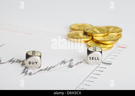 Finanzielle Diagramm, Münzen und Würfel Würfel mit Worten verkaufen kaufen. Erfolgreiches Handeln. Stockfoto
