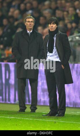 Deutschlands Coach Joachim Löw (r) und Laurent Blanc Trainer von Frankreich während der internationalen Fußball-freundliche Spiel Deutschland Vs Frankreich im Weser-Stadion in Bremen, Deutschland, 29. Februar 2012. Foto: Jens Wolf Dpa/lni Stockfoto