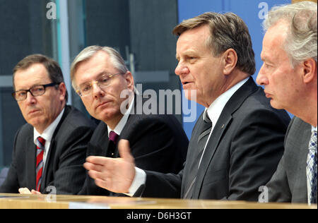 Der Präsident des Arbeitskreises der deutschen Flughäfen, Christoph Blume (L-R), Lufthansa CEO Christoph Franz, CEO von Air Berlin Hartmut Mehdorn und der Präsident des Bundes der deutschen Air Traffic Industrie, Klaus-Peter Siegloch, besuchen eine Pressekonferenz in Berlin, Deutschland, 1. März 2012. Der Air Transport Manager sprach über die Zivilluftfahrt-Steuer. Foto: WOLFGANG KUMM Stockfoto