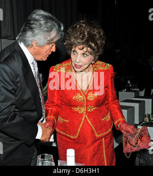 Schauspieler Pierre Brice und Gina Lollobrigida besuchen die Partei für das 20. Jubiläum des TV-Broacaster Kabel 1 im Kesselhaus in München, 29. Februar 2012. Foto: Ursula Düren Stockfoto