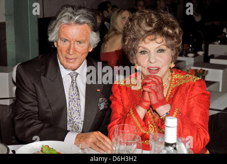 Schauspieler Pierre Brice und Gina Lollobrigida besuchen die Partei für das 20. Jubiläum des TV-Broacaster Kabel 1 im Kesselhaus in München, 29. Februar 2012. Foto: Ursula Düren Stockfoto