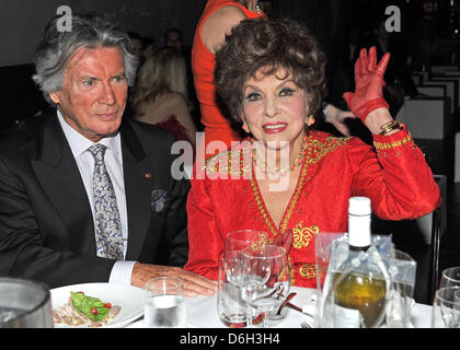 Schauspieler Pierre Brice und Gina Lollobrigida besuchen die Partei für das 20. Jubiläum des TV-Broacaster Kabel 1 im Kesselhaus in München, 29. Februar 2012. Foto: Ursula Düren Stockfoto