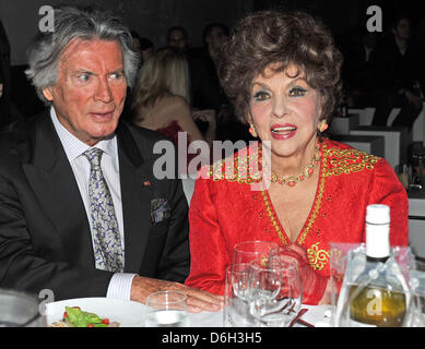 Schauspieler Pierre Brice und Gina Lollobrigida besuchen die Partei für das 20. Jubiläum der TV-Sender Kabel 1 im Kesselhaus in München, 29. Februar 2012. Foto: Ursula Düren Stockfoto