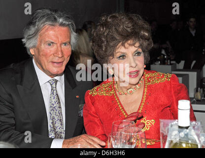 Schauspieler Pierre Brice und Gina Lollobrigida besuchen die Partei für das 20. Jubiläum der TV-Sender Kabel 1 im Kesselhaus in München, 29. Februar 2012. Foto: Ursula Düren Stockfoto