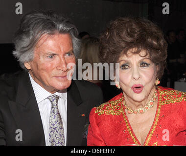 Schauspieler Pierre Brice und Gina Lollobrigida besuchen die Partei für das 20. Jubiläum der TV-Sender Kabel 1 im Kesselhaus in München, 29. Februar 2012. Foto: Ursula Düren Stockfoto