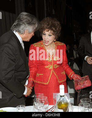 Schauspieler Pierre Brice und Gina Lollobrigida besuchen die Partei für das 20. Jubiläum der TV-Sender Kabel 1 im Kesselhaus in München, 29. Februar 2012. Foto: Ursula Düren Stockfoto