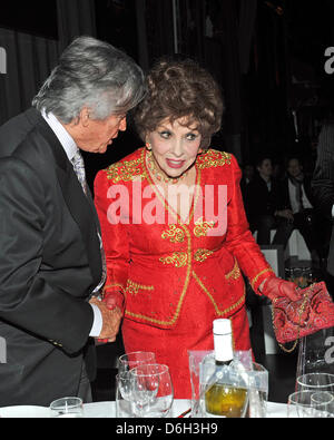 Schauspieler Pierre Brice und Gina Lollobrigida besuchen die Partei für das 20. Jubiläum der TV-Sender Kabel 1 im Kesselhaus in München, 29. Februar 2012. Foto: Ursula Düren Stockfoto