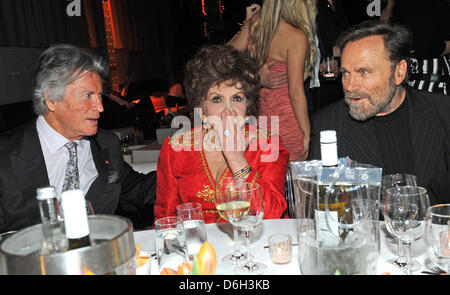 Schauspieler Pierre Brice (L-R), Gina Lollobrigida und Franco Nero besuchen die Partei für das 20. Jubiläum des TV-Broacaster Kabel 1 im Kesselhaus in München, 29. Februar 2012. Foto: Ursula Düren Stockfoto