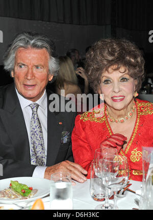 Schauspieler Pierre Brice und Gina Lollobrigida besuchen die Partei für das 20. Jubiläum der TV-Sender Kabel 1 im Kesselhaus in München, 29. Februar 2012. Foto: Ursula Düren Stockfoto