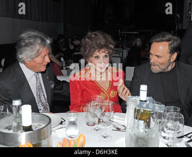 Schauspieler Pierre Brice (L-R), Gina Lollobrigida und Franco Nero besuchen die Partei für das 20. Jubiläum des TV-Broacaster Kabel 1 im Kesselhaus in München, 29. Februar 2012. Foto: Ursula Düren Stockfoto