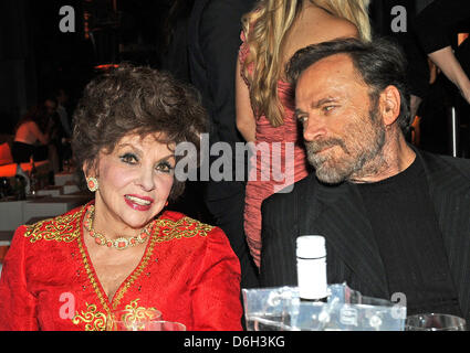 Italienische Schauspieler Gina Lollobrigida und Franco Nero besuchen die Party für das 20. Jubiläum des TV-Broacaster Kabel 1 im Kesselhaus in München, 29. Februar 2012. Foto: Ursula Düren Stockfoto