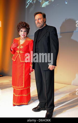 Italienische Schauspieler Gina Lollobrigida und Franco Nero besuchen die Party für das 20. Jubiläum des TV-Broacaster Kabel 1 im Kesselhaus in München, 29. Februar 2012. Foto: Ursula Düren Stockfoto