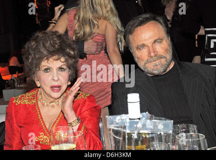 Italienische Schauspieler Gina Lollobrigida und Franco Nero besuchen die Party für das 20. Jubiläum des TV-Broacaster Kabel 1 im Kesselhaus in München, 29. Februar 2012. Foto: Ursula Düren Stockfoto