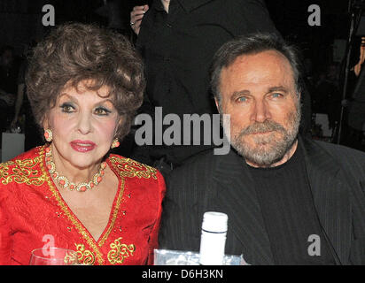 Italienische Schauspieler Gina Lollobrigida und Franco Nero besuchen die Party für das 20. Jubiläum des TV-Broacaster Kabel 1 im Kesselhaus in München, 29. Februar 2012. Foto: Ursula Düren Stockfoto