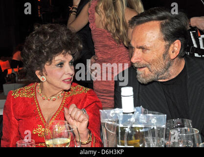 Italienische Schauspieler Gina Lollobrigida und Franco Nero besuchen die Party für das 20. Jubiläum des TV-Broacaster Kabel 1 im Kesselhaus in München, 29. Februar 2012. Foto: Ursula Düren Stockfoto