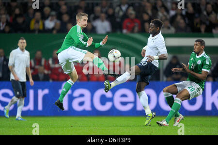 Deutschlands Lars Bender (L) wetteifert um den Ball mit französischens Louis Saha während der internationalen Freundschaftsspiel Deutschland gegen Frankreich im Weser-Stadion in Bremen, Deutschland, 29. Februar 2012. Foto: Thomas Eisenhuth Stockfoto