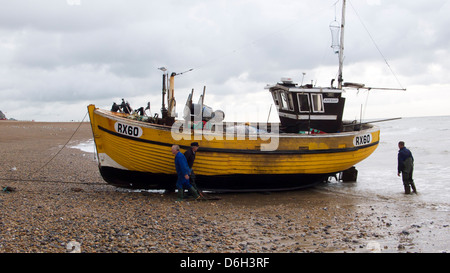 Fischer und sein Boot geschleppt an Land, Hastings, UK Stockfoto