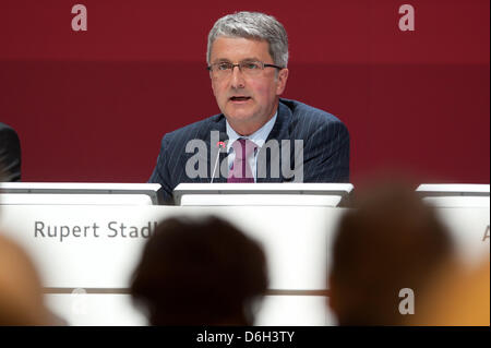 Audi-Chef Rupert Stadler spricht während des Unternehmens Bilanzpressekonferenz im Audi Forum in Ingolstadt, Deutschland, 1. März 2012. Autobauer Audi präsentiert seine Bilanzen des Jahres 2011. Foto: ARMIN WEIGEL Stockfoto