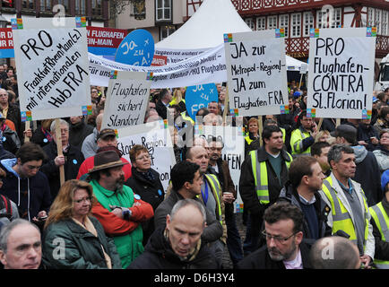 "Ja zum FRA' ist der Name einer gemeinsamen Demonstration zugunsten der Flughafen mit Lufthansa, Condor und Flughafen-Betreiber Fraport, deren Teilnehmer in Frankfurt Main, Deutschland, 1. März 2012 abgebildet sind. Die Demonstration, die von einer PR-Firma organisiert und stark beworben wurde erhalten laut Kritik. Tausende Bürger sind zunehmend gegen den weiteren Ausbau der KI Stockfoto