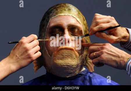 Vom Tenor Zum Fischer: Maskenbildner Verwandeln bin Donnerstag (01.03.2012) in Düsseldorf Bei Einer Pressekonferenz Zur Fachmesse "Make-up Artist Design show 2012" Den Kopf des Tenors Florian Simson von der Deutschen Oper am Rhein in Einen Karpfen. Die Zweite Auflage der "Make-up Artist Design Show" Semesters bin 10. Und 11. März 2012 Auf Dem Messegelände in Düsseldorf Statt. Besuch zu sterben Stockfoto