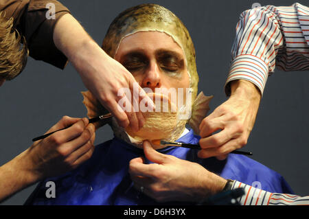 Vom Tenor Zum Fischer: Maskenbildner Verwandeln bin Donnerstag (01.03.2012) in Düsseldorf Bei Einer Pressekonferenz Zur Fachmesse "Make-up Artist Design show 2012" Den Kopf des Tenors Florian Simson von der Deutschen Oper am Rhein in Einen Karpfen. Die Zweite Auflage der "Make-up Artist Design Show" Semesters bin 10. Und 11. März 2012 Auf Dem Messegelände in Düsseldorf Statt. Besuch zu sterben Stockfoto