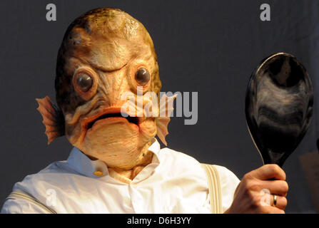 Vom Tenor Zum Fischer: Maskenbildner Verwandelten bin Donnerstag (01.03.2012) in Düsseldorf Bei Einer Pressekonferenz Zur Fachmesse "Make-up Artist Design show 2012" Den Kopf des Tenors Florian Simson von der Deutschen Oper am Rhein in Einen Karpfen. Die Zweite Auflage der "Make-up Artist Design Show" Semesters bin 10. Und 11. März 2012 Auf Dem Messegelände in Düsseldorf Statt. Sterben Besu Stockfoto