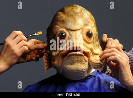 Vom Tenor Zum Fischer: Maskenbildner Verwandeln bin Donnerstag (01.03.2012) in Düsseldorf Bei Einer Pressekonferenz Zur Fachmesse "Make-up Artist Design show 2012" Den Kopf des Tenors Florian Simson von der Deutschen Oper am Rhein in Einen Karpfen. Die Zweite Auflage der "Make-up Artist Design Show" Semesters bin 10. Und 11. März 2012 Auf Dem Messegelände in Düsseldorf Statt. Besuch zu sterben Stockfoto