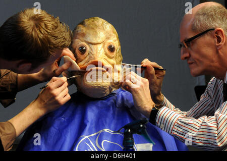 Vom Tenor Zum Fischer: sterben Maskenbildner Andreas Polich (l) Und Bernd Uwe Staatz (r) Verwandeln bin Donnerstag (01.03.2012) in Düsseldorf Bei Einer Pressekonferenz Zur Fachmesse "Make-up Artist Design show 2012" Den Kopf des Tenors Florian Simson von der Deutschen Oper am Rhein in Einen Karpfen. Die Zweite Auflage der "Make-up Artist Design Show" Semesters bin 10. Und 11. März 2012 auf Stockfoto