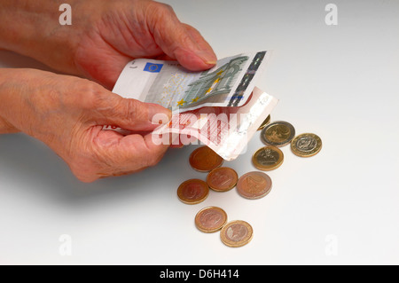 Ältere Frau zählen Euro Stockfoto