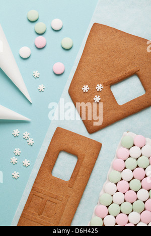 Lebkuchen Haus Komponenten auf Tisch Stockfoto