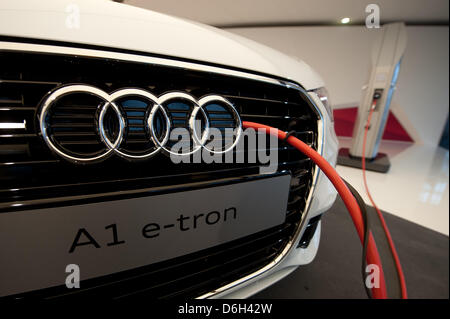 Ein Audi A1 e-Tron wird im Audi Forum in Ingolstadt, Deutschland, 29. Februar 2012 geladen. Audi wird eine Pressekonferenz über ihren Jahresabschluss am 1. März 2012 abhalten. Foto: Armin Weigel Stockfoto